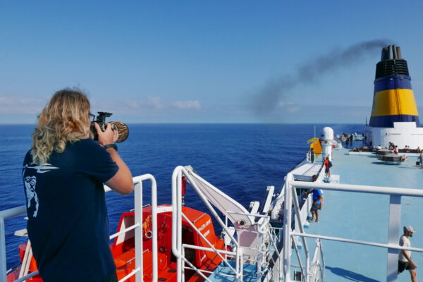 Operatore video di Triton Research, impegnato nelle riprese di un documentario di progetto sul traghetto Mega Victoria della Corsica e Sardinia Ferries. Foto – F. Tomasinelli/Triton